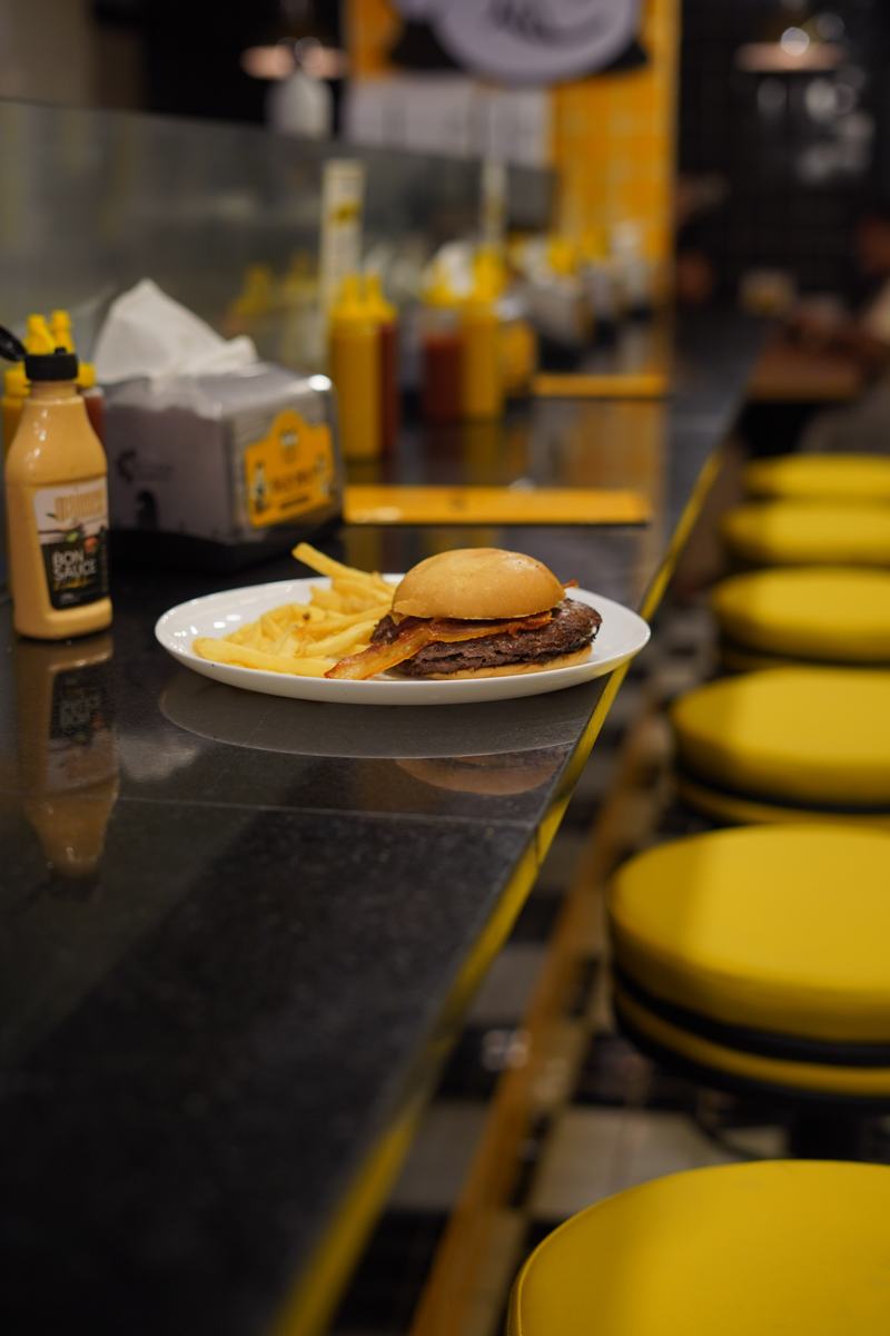 Deli Bacon com fritas no balcão